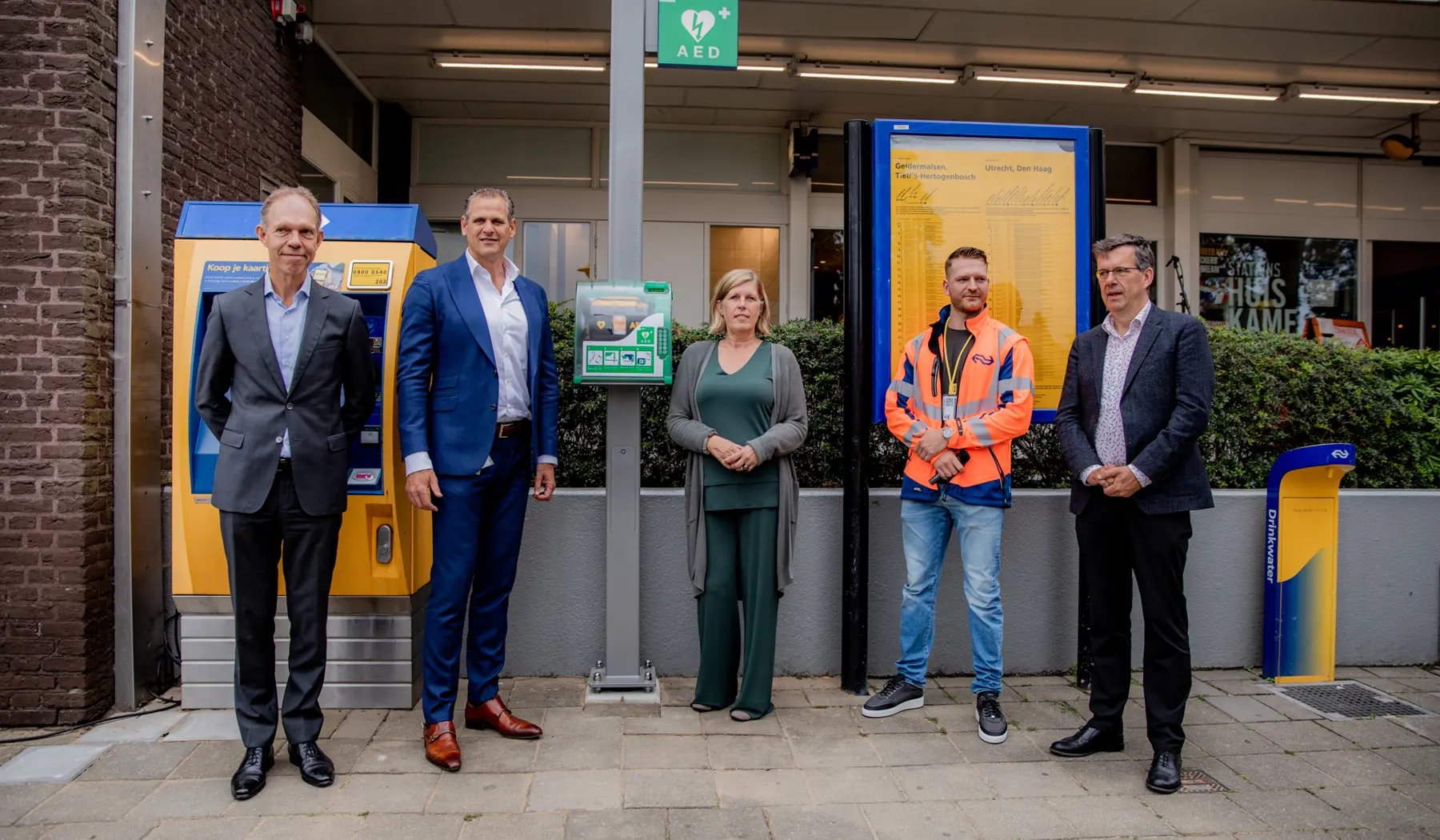 De plaatsing van de AED in bijzijn van vertegenwoordigers van NS, ProRail en de Hartstichting