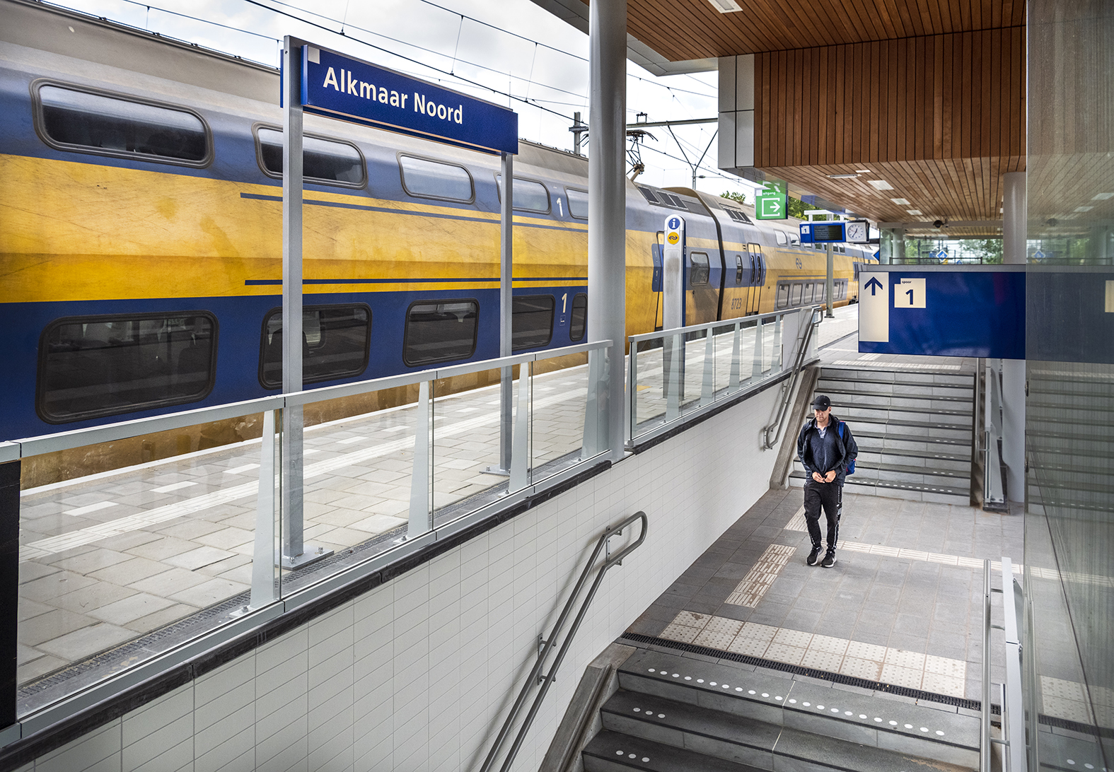 Met twee liften, een veiliger en ruimere reizigerstunnel en nieuw meubilair kan station Alkmaar Noord er weer tegen