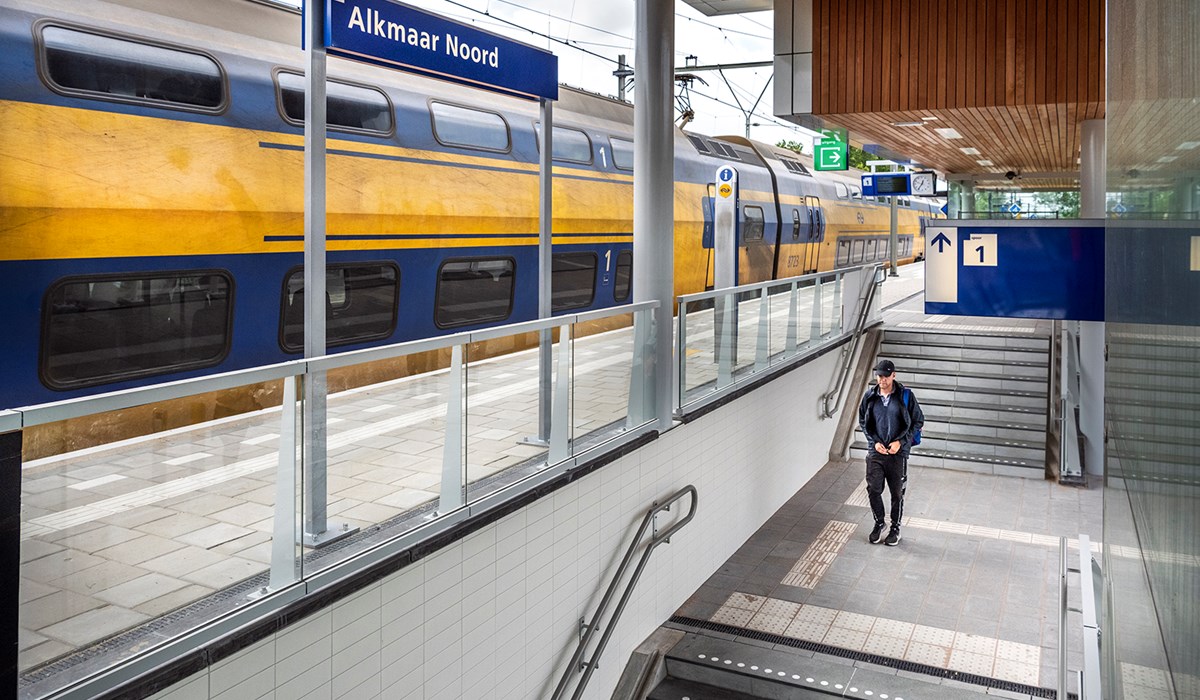Met twee liften, een veiliger en ruimere reizigerstunnel en nieuw meubilair kan station Alkmaar Noord er weer tegen