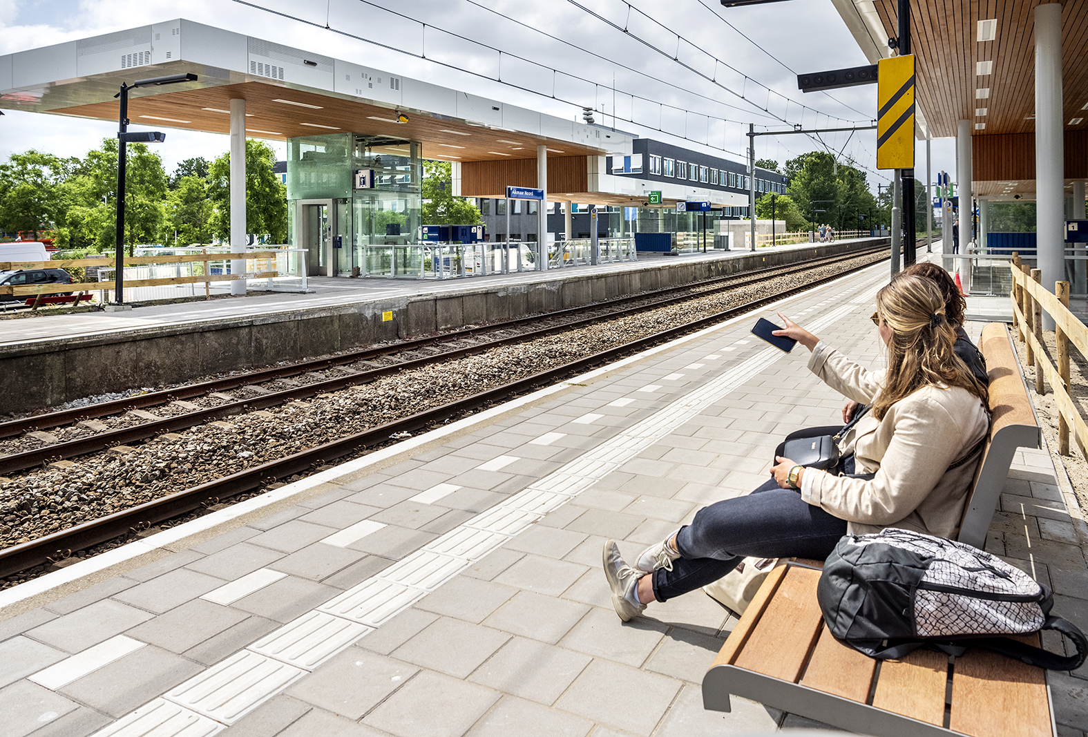 De perrontegels die ‘over’ waren van een ander station, liggen nu op Alkmaar Noord