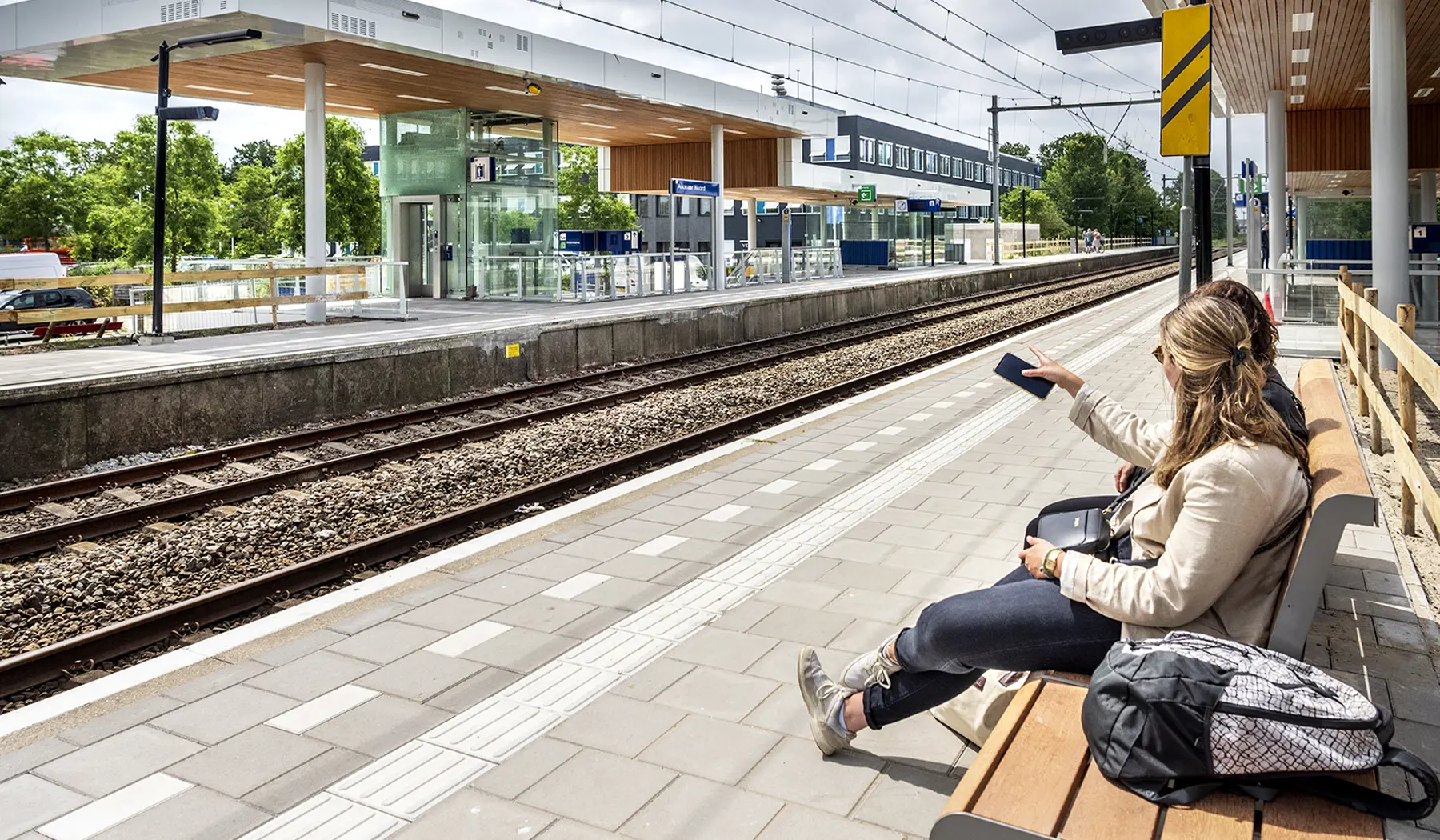 De perrontegels die ‘over’ waren van een ander station, liggen nu op Alkmaar Noord