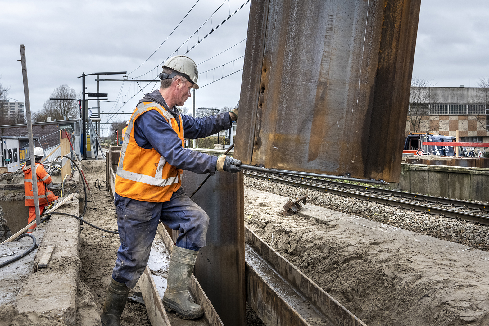 De damwand wordt boven de juiste plek gehangen