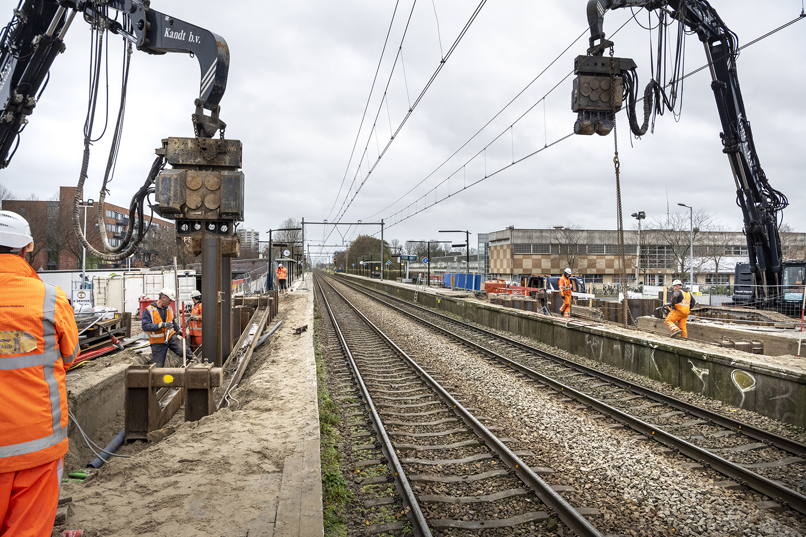 Dan worden de damwanden door grote machines de grond ingetrild