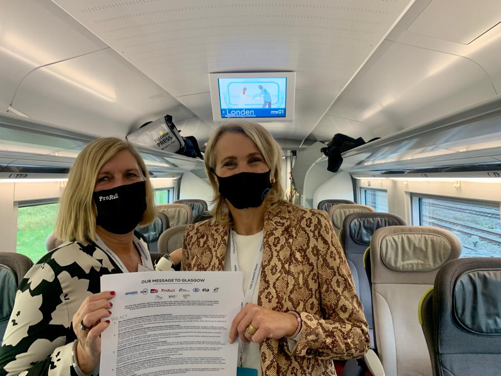 Ans Rietstra (COO ProRail) en Marjan Rintel (CEO NS)  met ondertekende Message to Glasgow