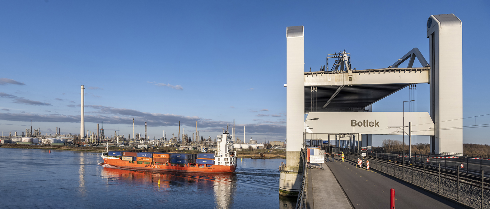 De Botlekbrug bij daglicht
