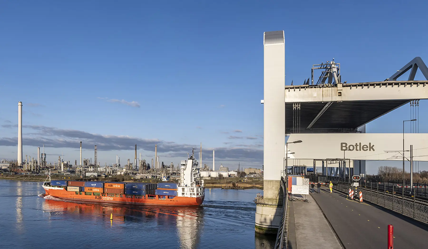 De Botlekbrug bij daglicht