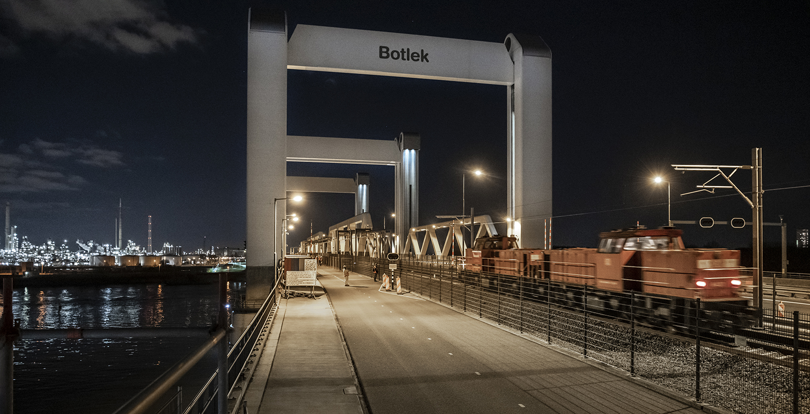 Botlekbrug in de nacht