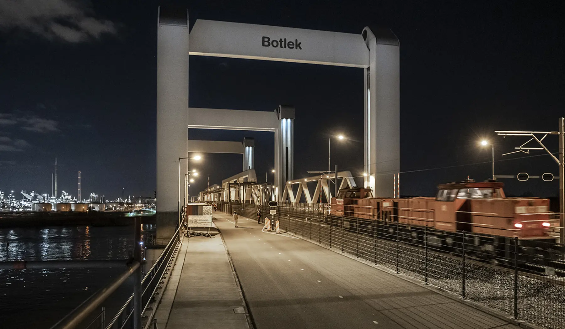 Botlekbrug in de nacht