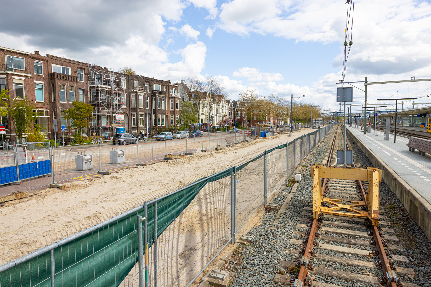 Ter hoogte van het stootjuk schuift het spoor ongeveer zeven meter op. Bij het uiteinde van het perron is dit ongeveer drie meter. 
