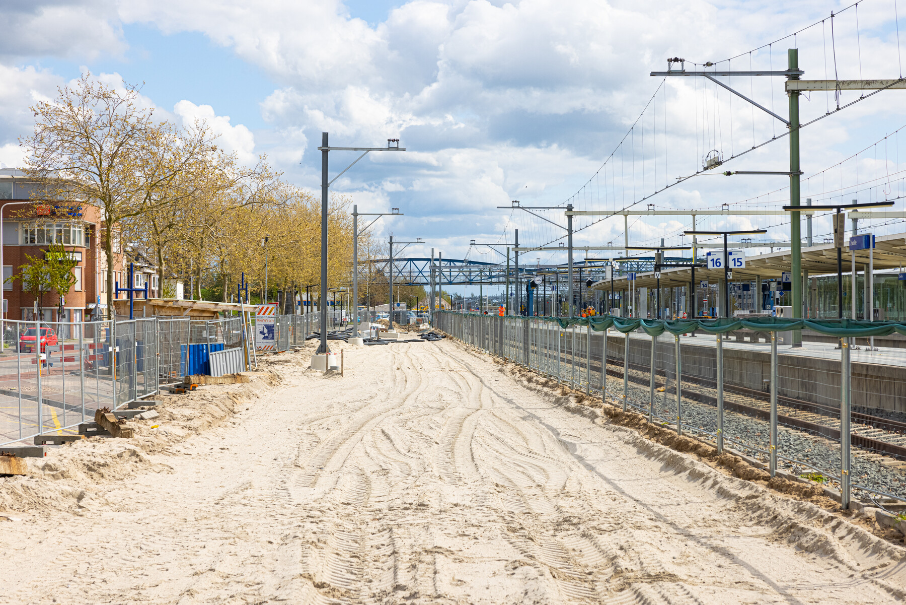 Op deze plek komt bij station Zwolle het nieuwe spoor te liggen, met het bredere perron.