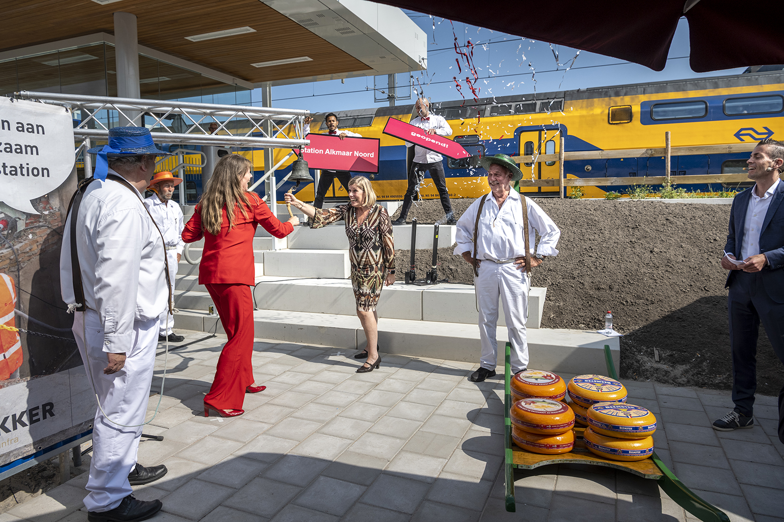 Burgemeester Anja Schouten en COO Ans Rietstra van ProRail luiden de kaasbel
