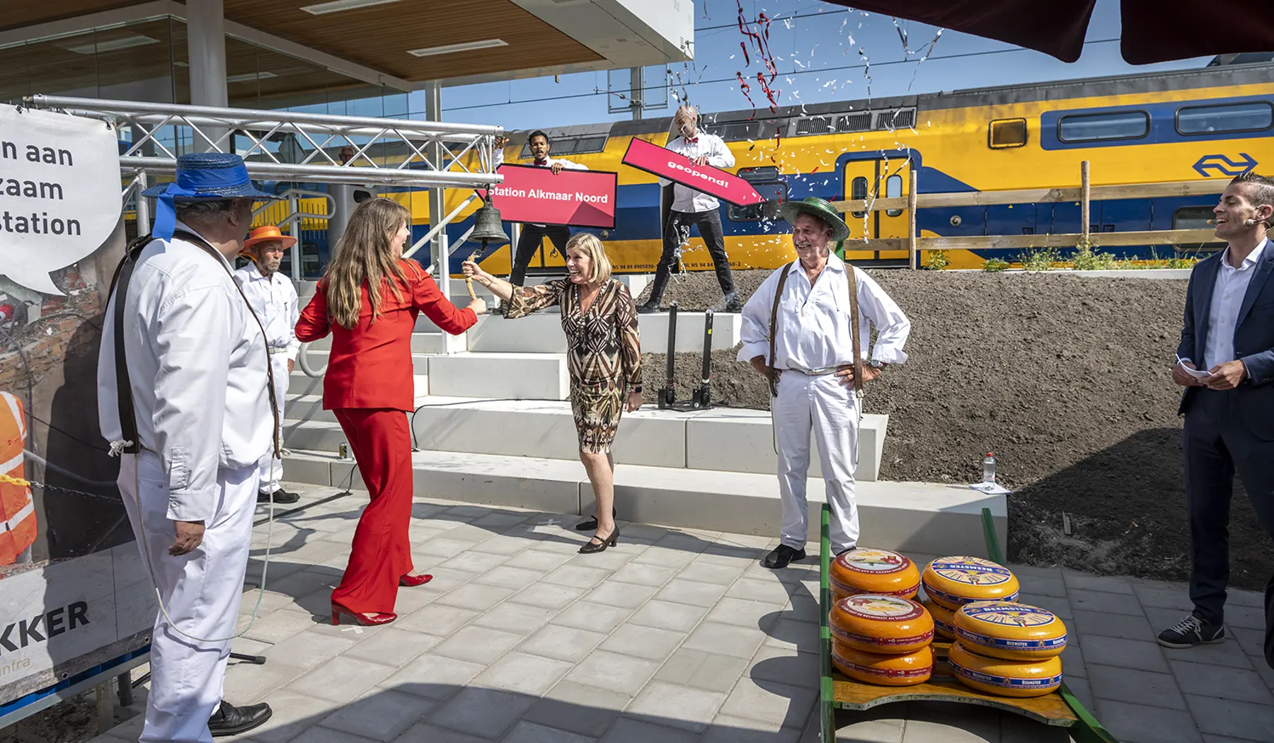 Burgemeester Anja Schouten en COO Ans Rietstra van ProRail luiden de kaasbel