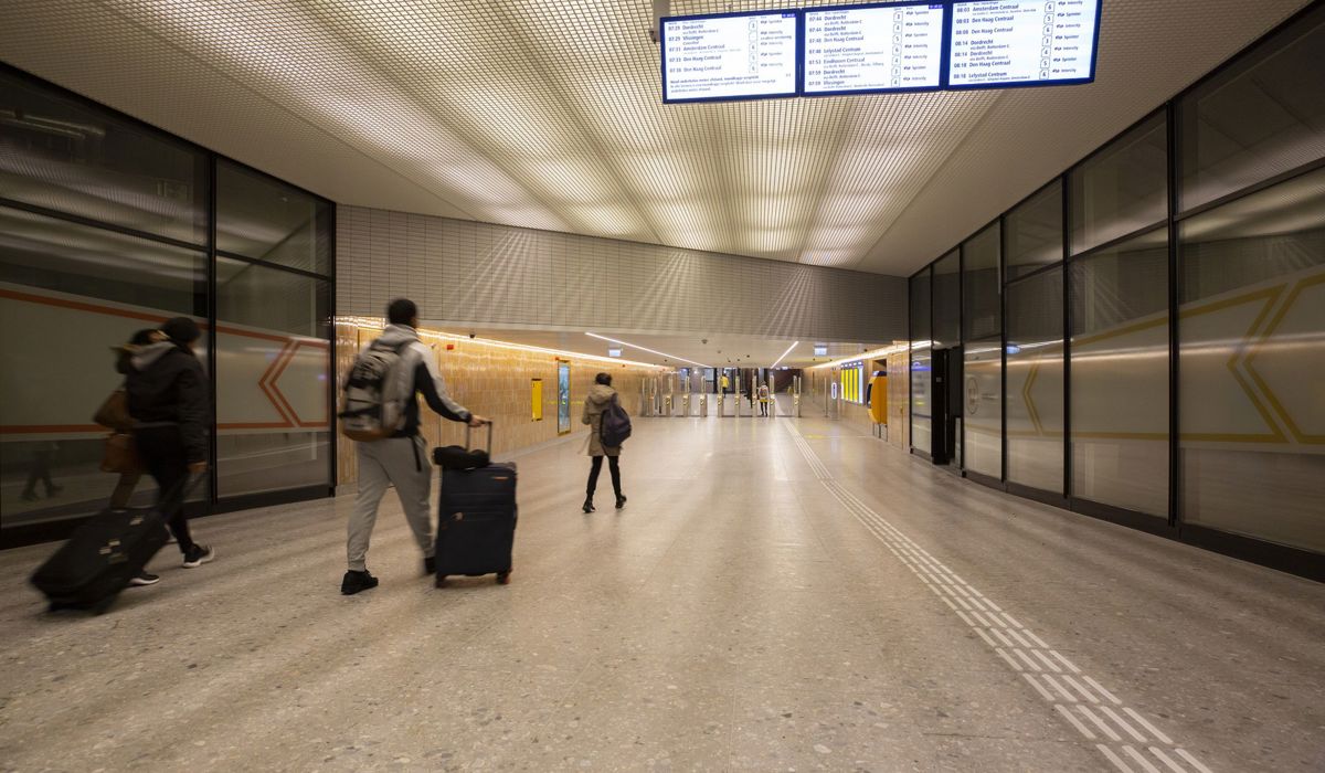 De verlengde reizigerstunnel op Den Haag Holland Spoor