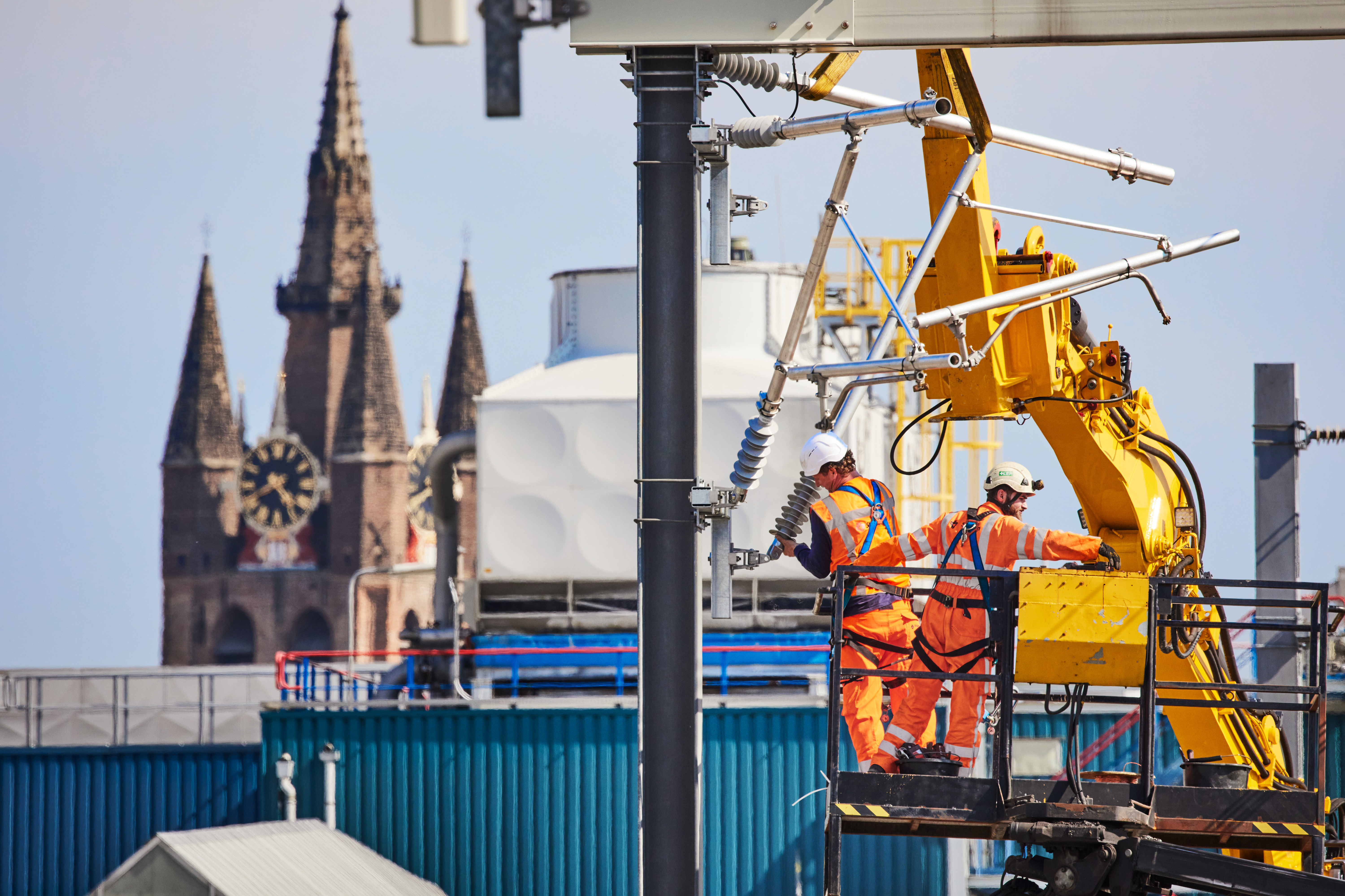 Werk aan de bovenleiding bij Delft