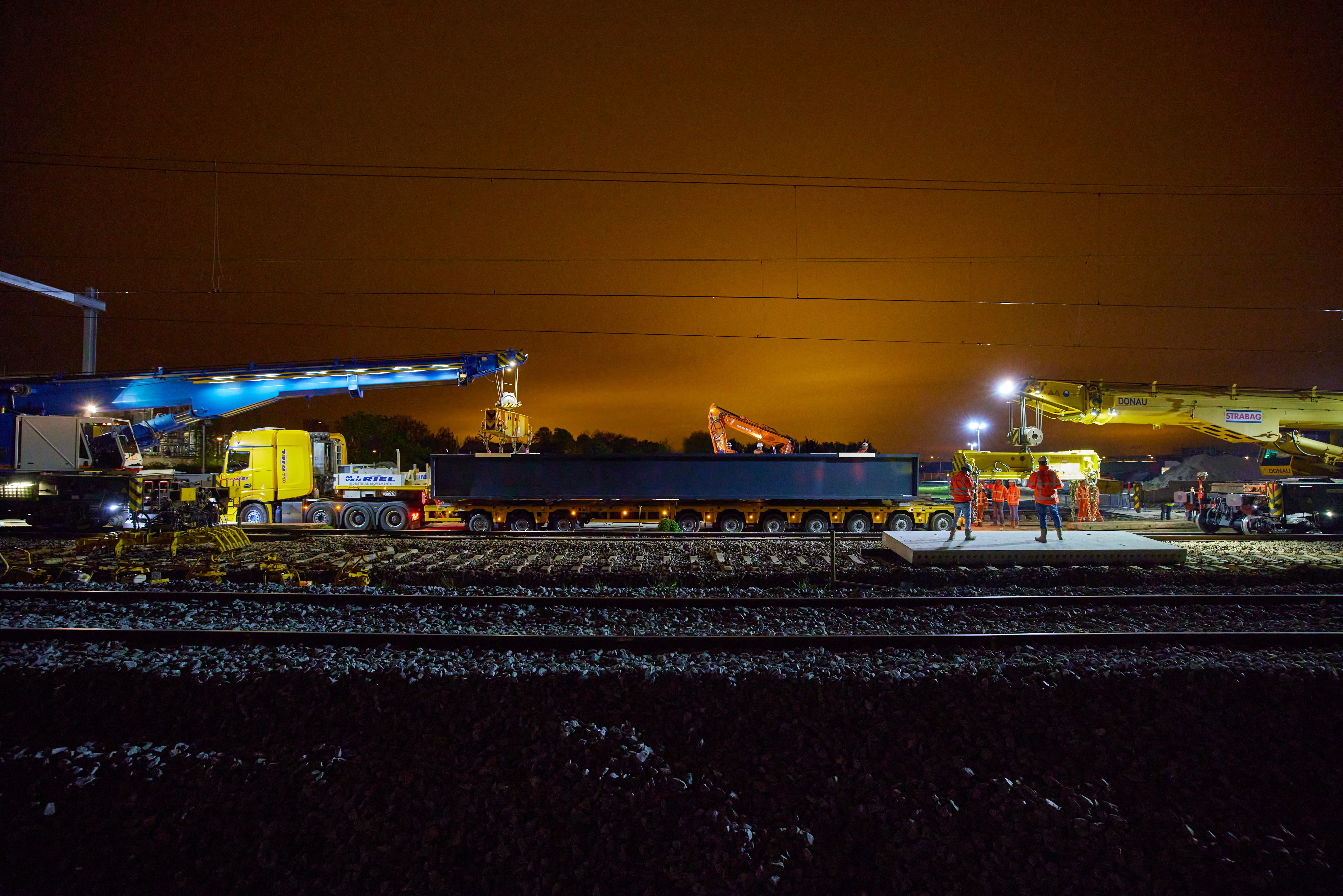 Nachtelijke werkzaamheden aan het brugdeel voor de spoorbrug in Rijswijk