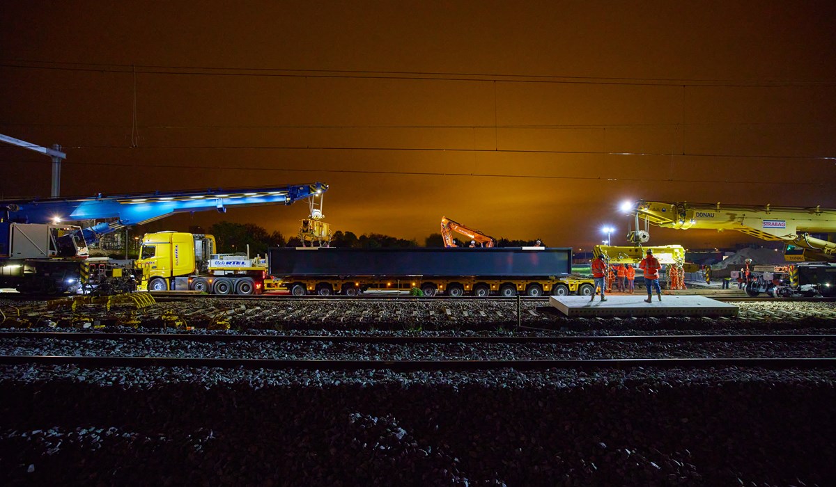 Nachtelijke werkzaamheden aan het brugdeel voor de spoorbrug in Rijswijk