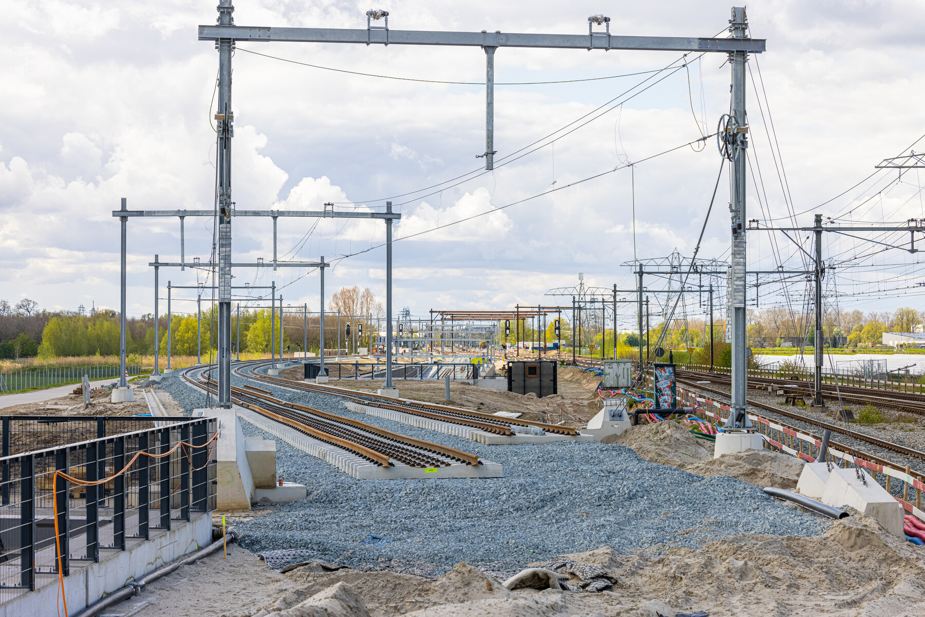 De nieuwe sporen bij Herfte liggen klaar
