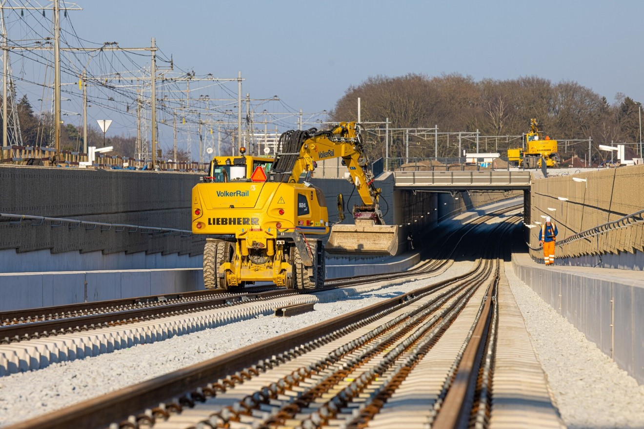 De nieuwe dive-under met de toekomstige sporen richting Emmen