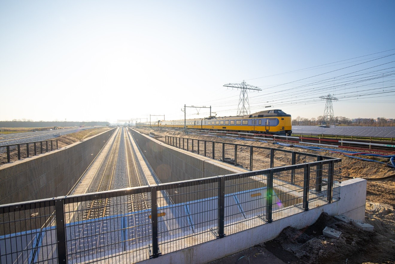 De nieuwe dive-under bij Herfte met de sporen richting Zwolle