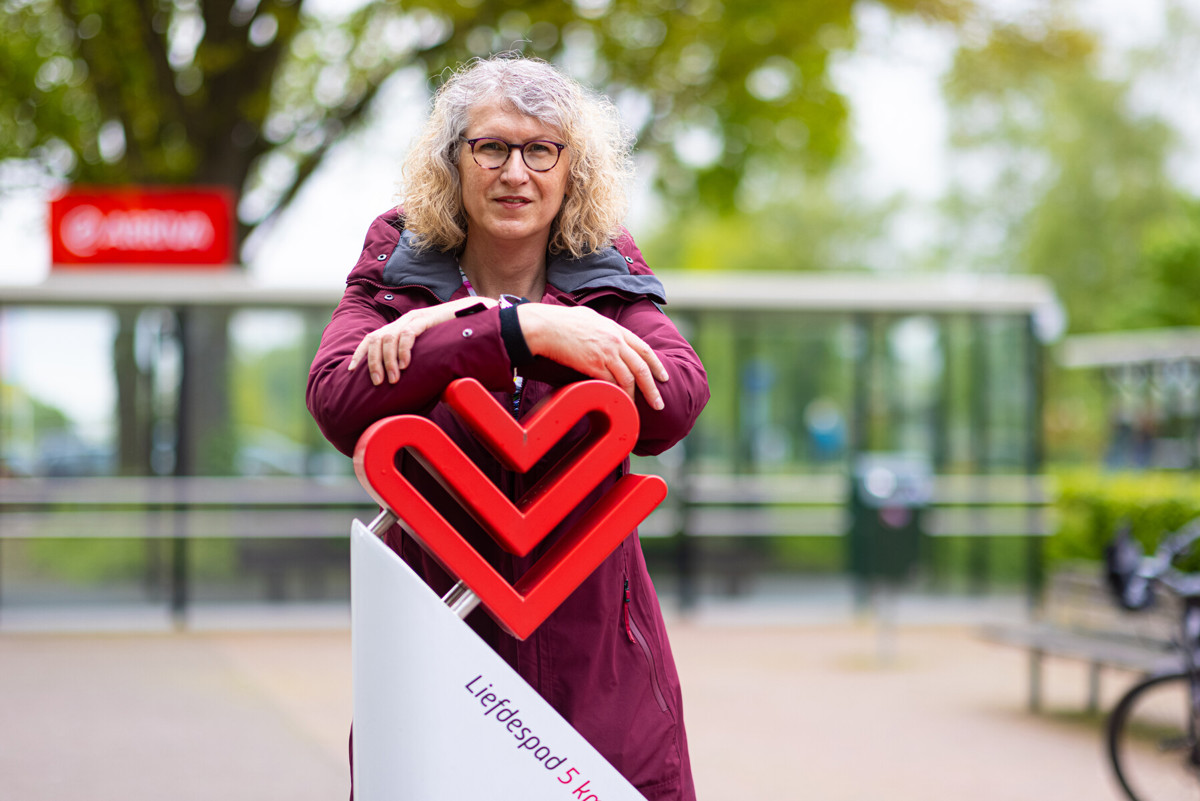 Franka van Brakel van Trainbow bij het startpunt van wandelroute 'Het Liefdespad'