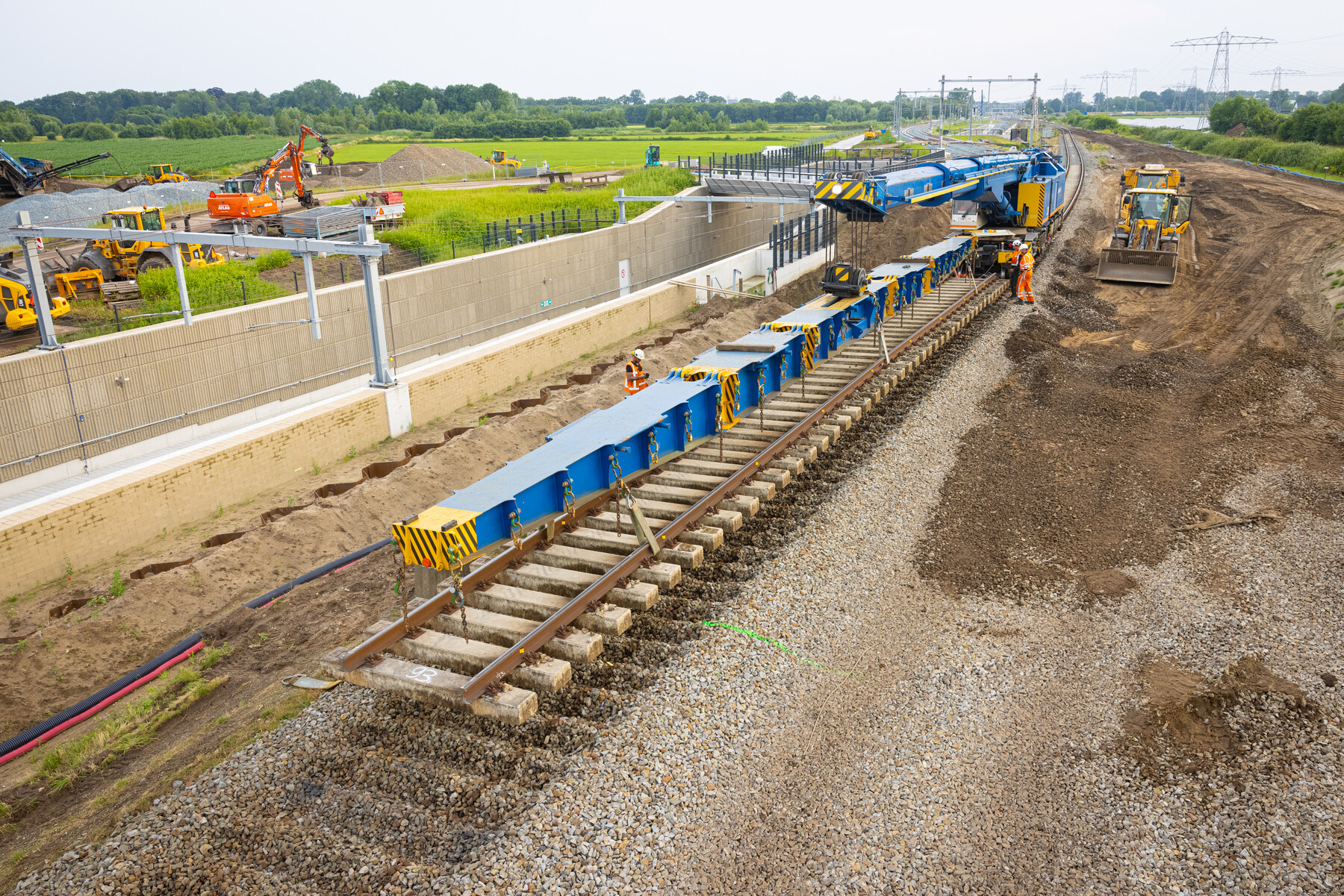 Een grote spoorkraan met een stuk spoor van 30 meter