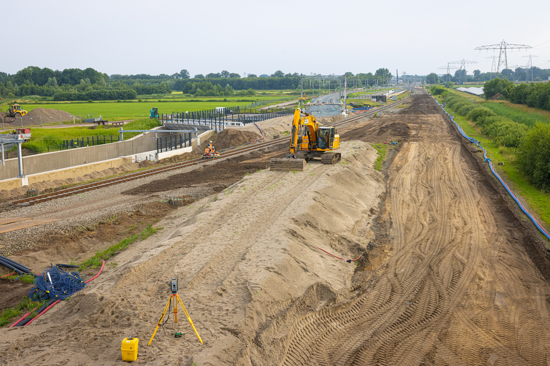 Een shovel aan het werk op een grote zandvlakte
