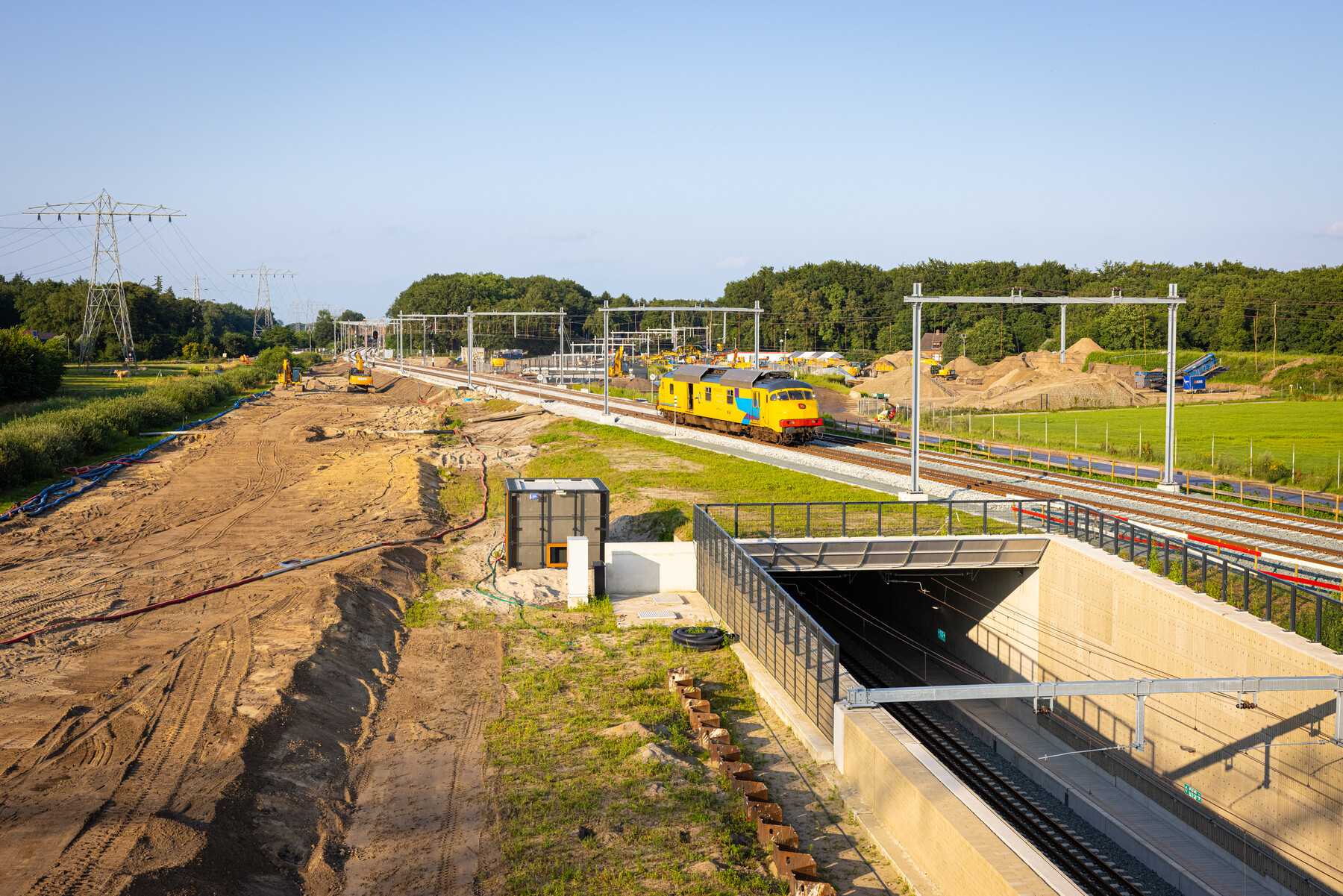 Een testtrein rijdt over de nieuwe sporen.