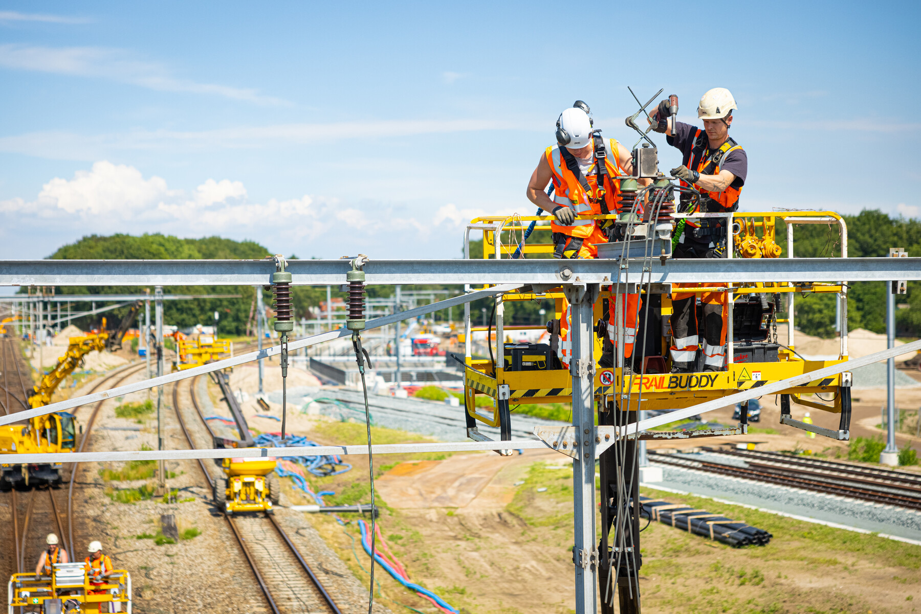 Twee mannen werken aan de bovenleiding
