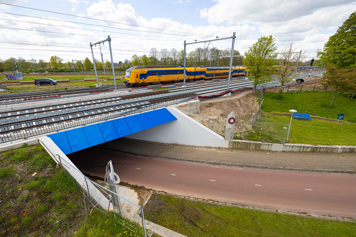 Nieuw viaduct met een trein van NS