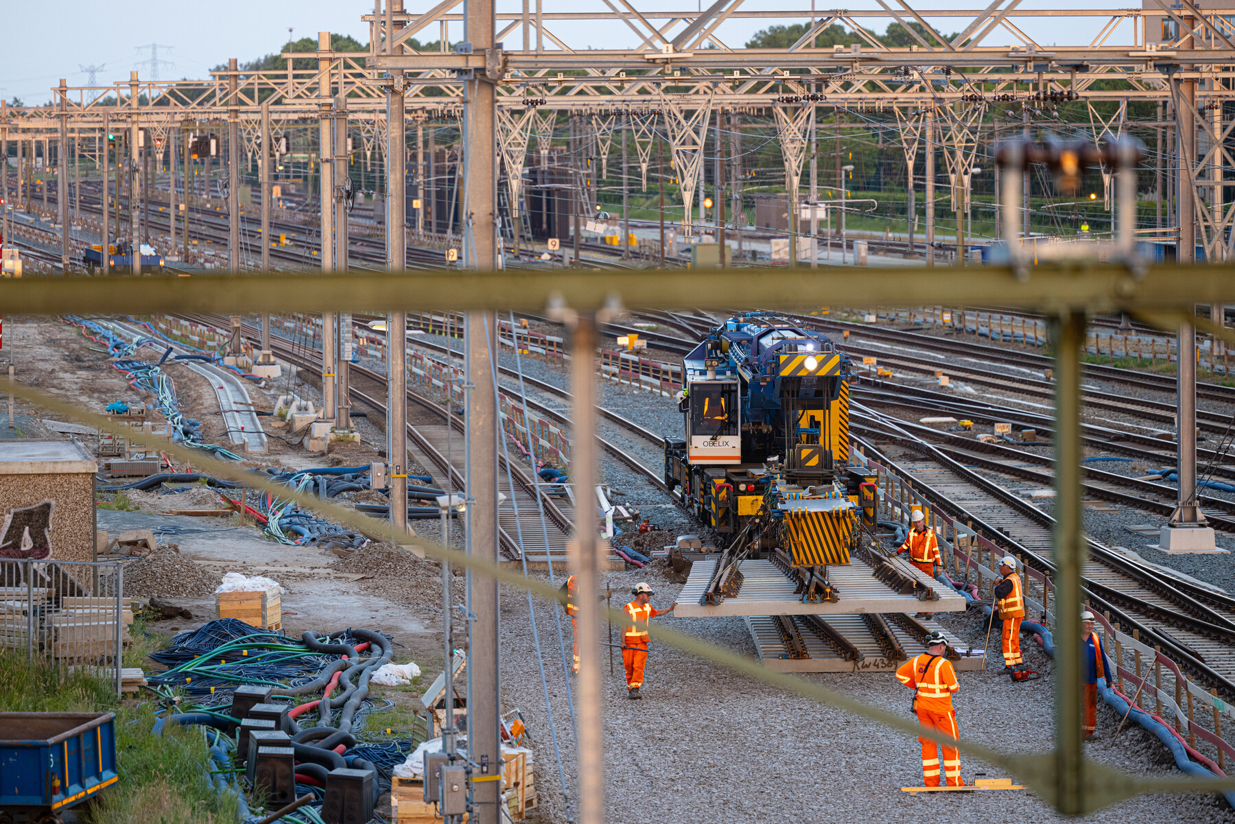 Nieuwe wissel wordt geplaatst op de ballast