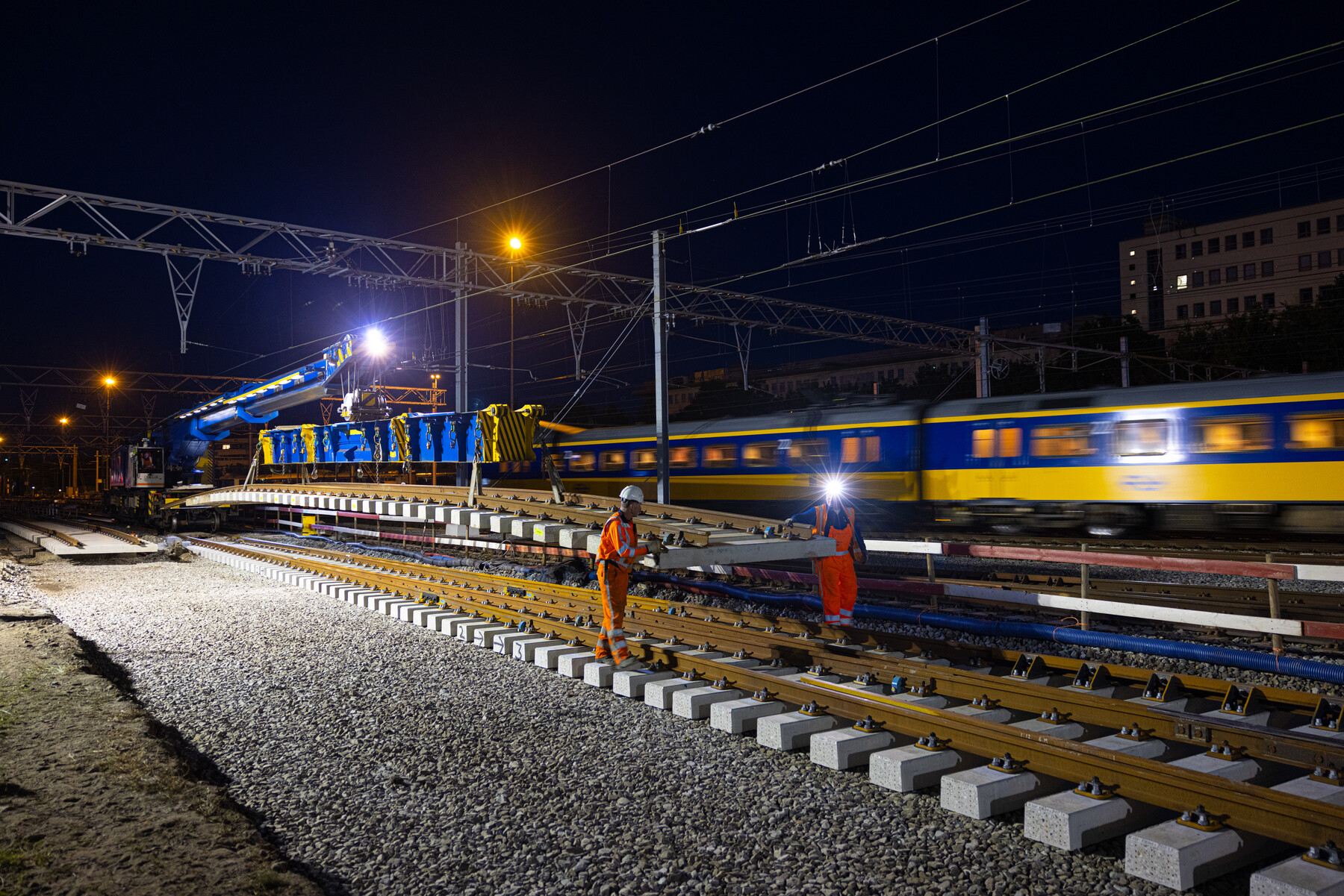 In het donker een nieuw spoordeel plaatsen