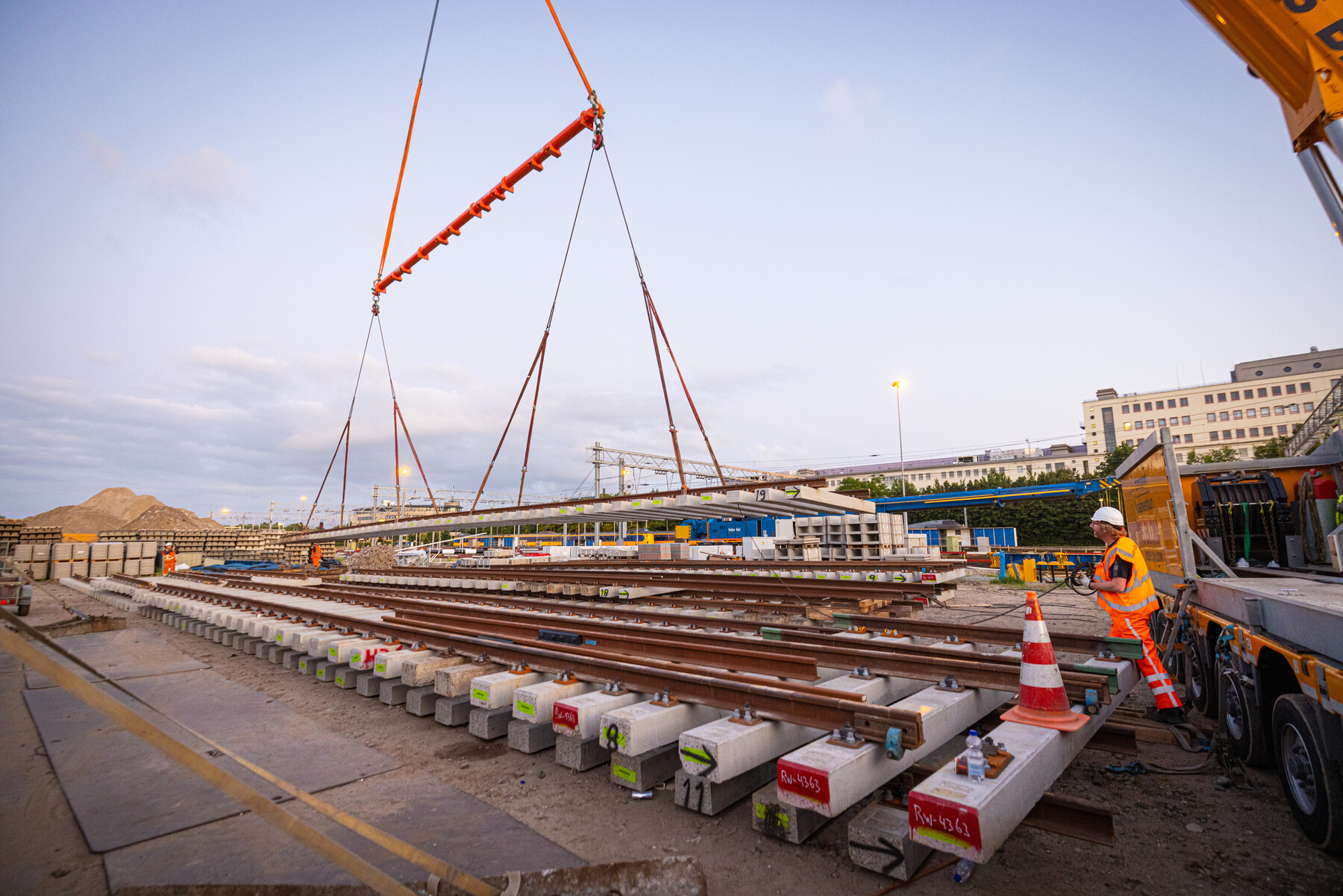Wissels aan een kraan op een werkterrein in Zwolle