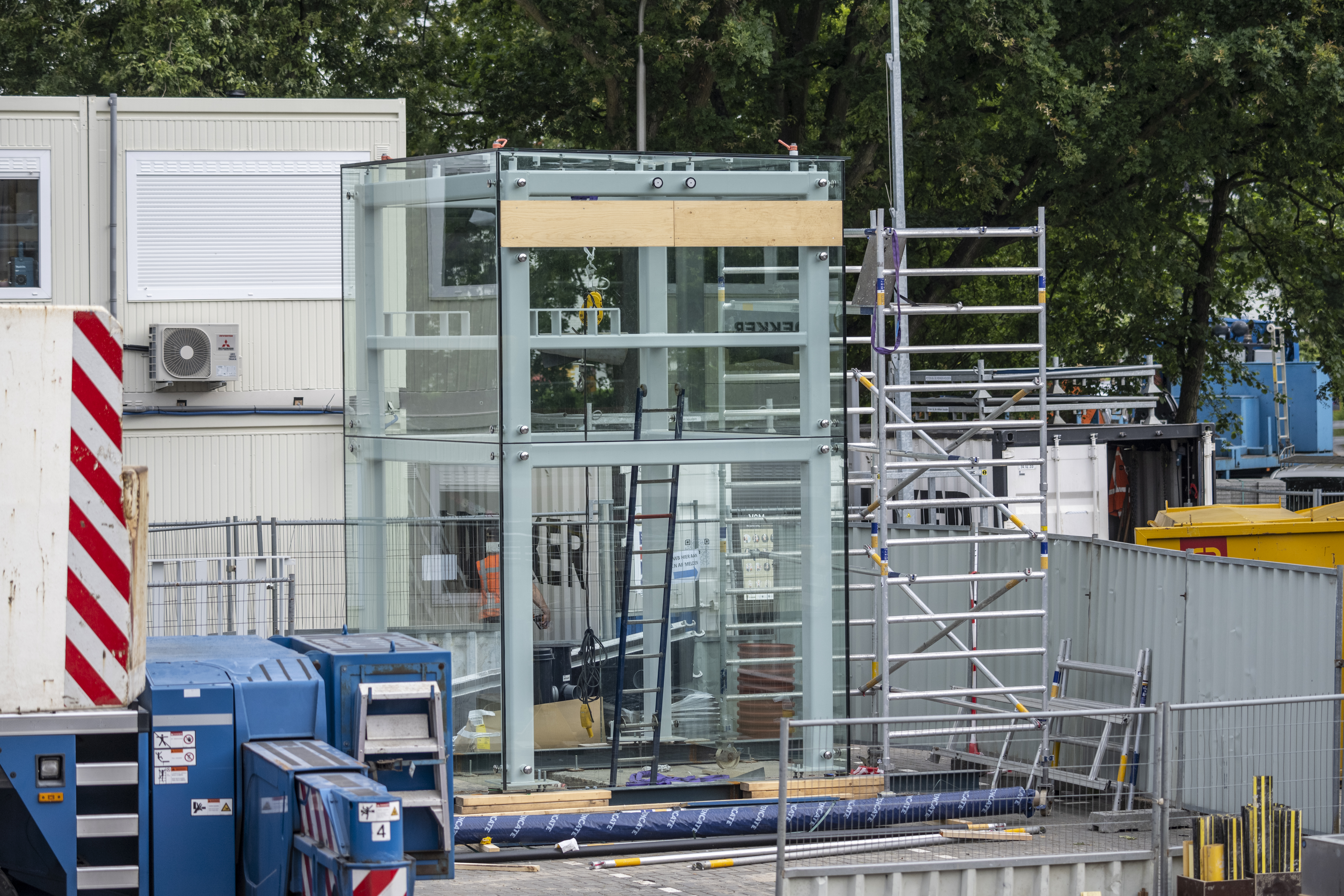 De schacht werd voorgebouwd op de parkeerplaats