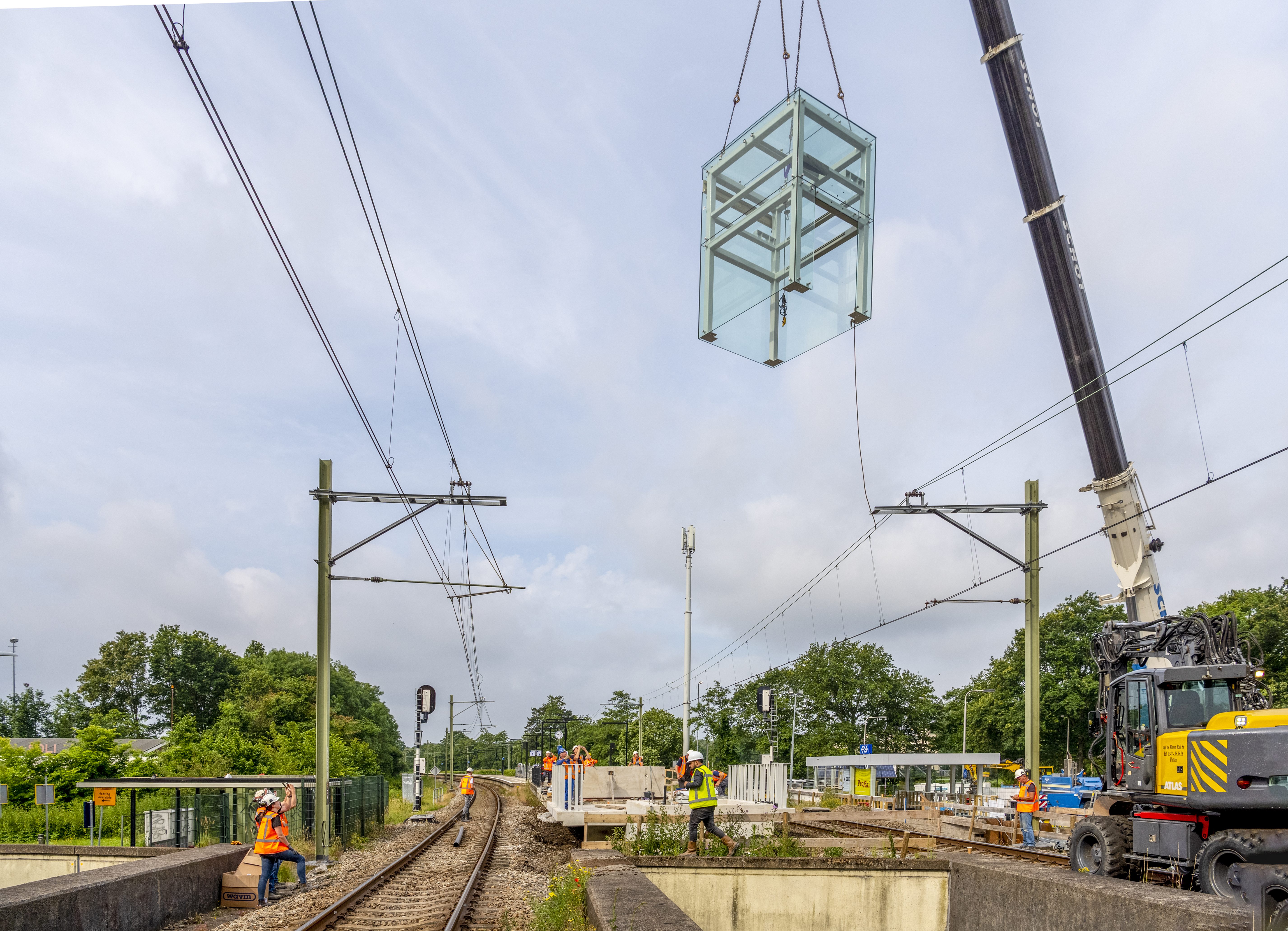 De liftschacht wordt op zijn plek gehesen