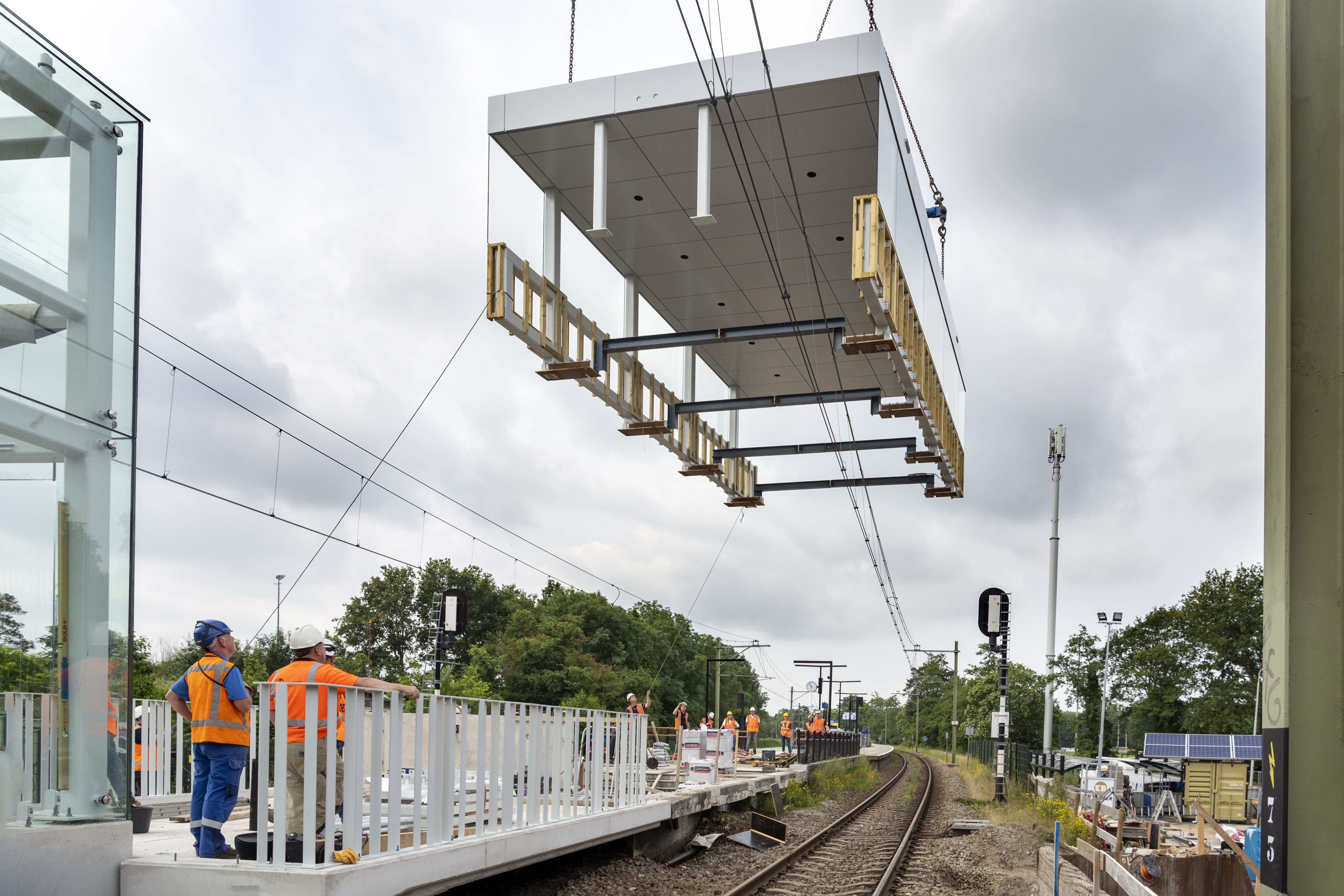 Ook de luifel voor boven het trappengat gaat de lucht in