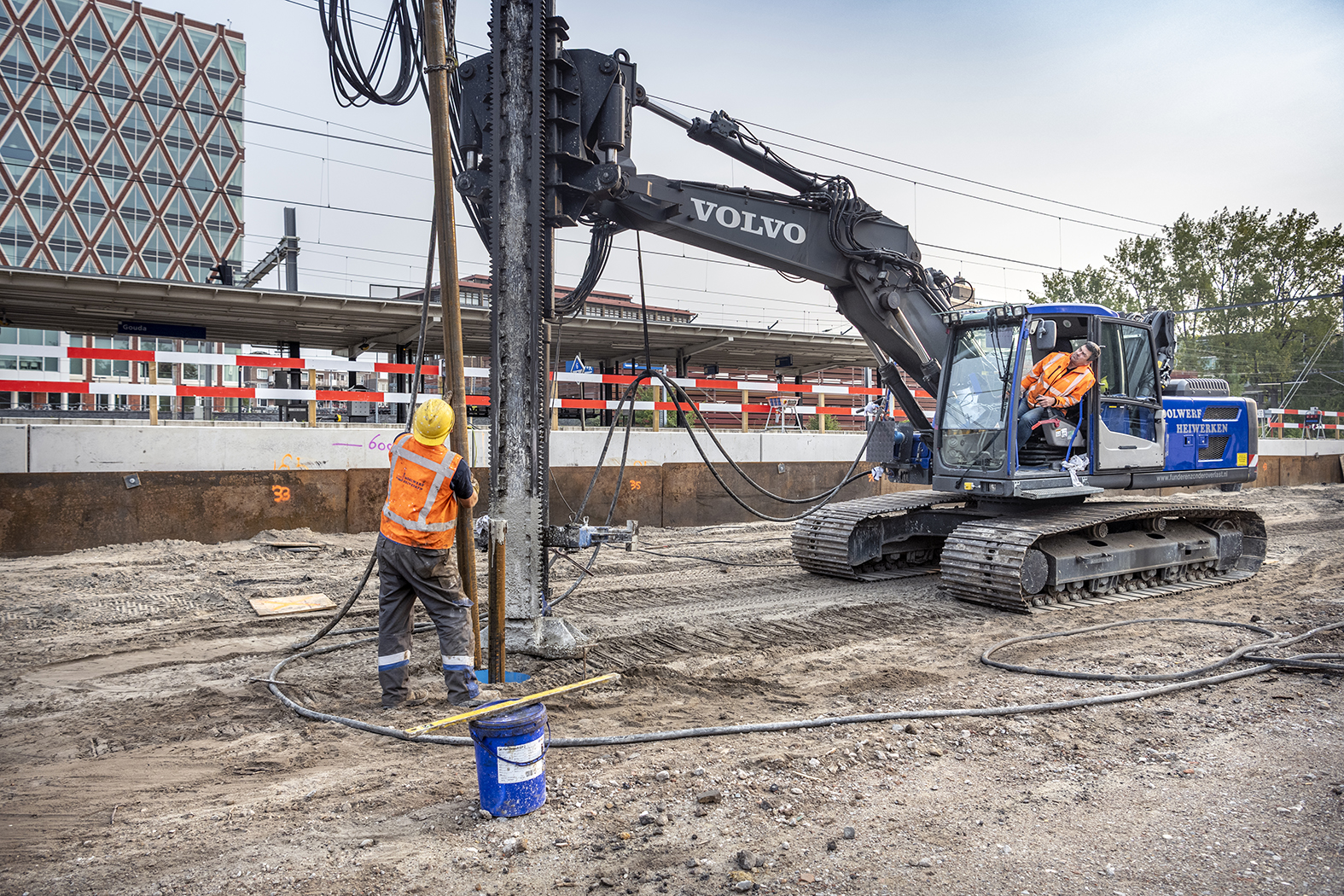 Eerste funderingspaal voor de nieuwe oostelijke fietsenstalling Gouda