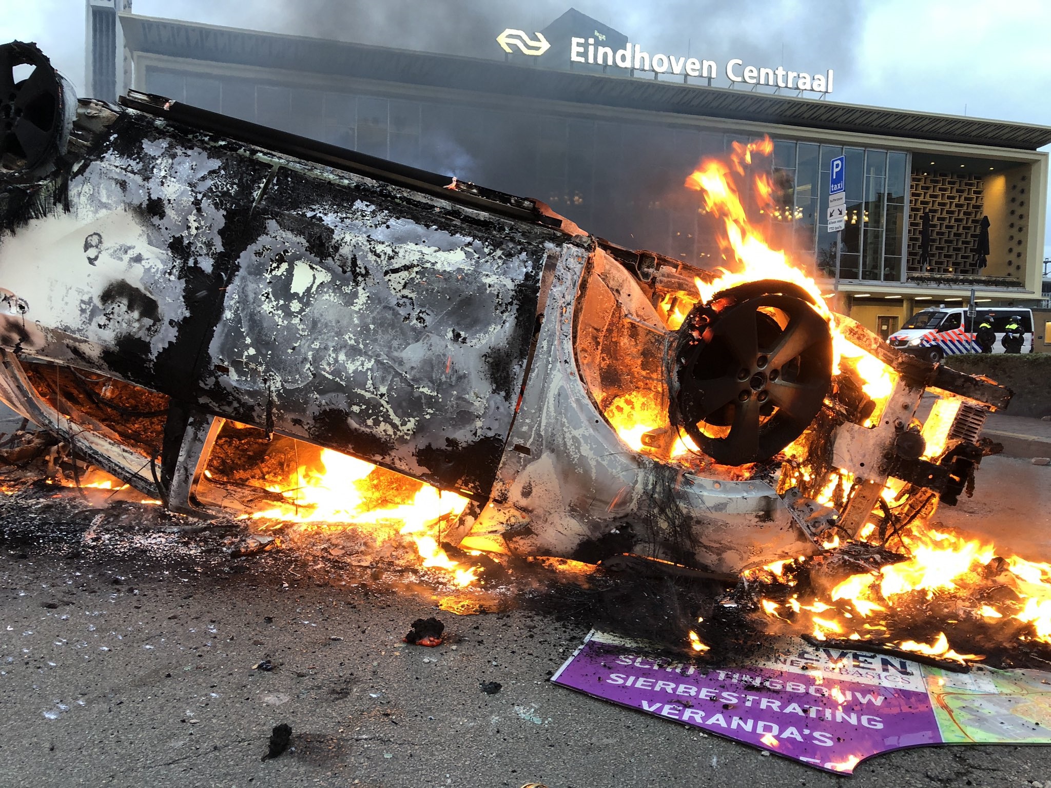 Een voertuig van ProRail incidentenbestrijding ging in vlammen op