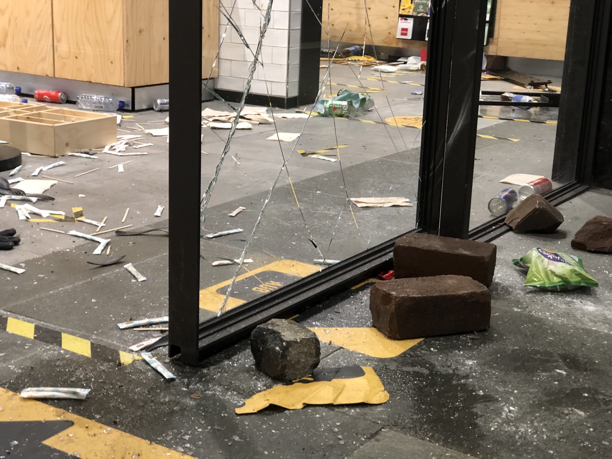 Winkelpanden op het station werden flink beschadigd