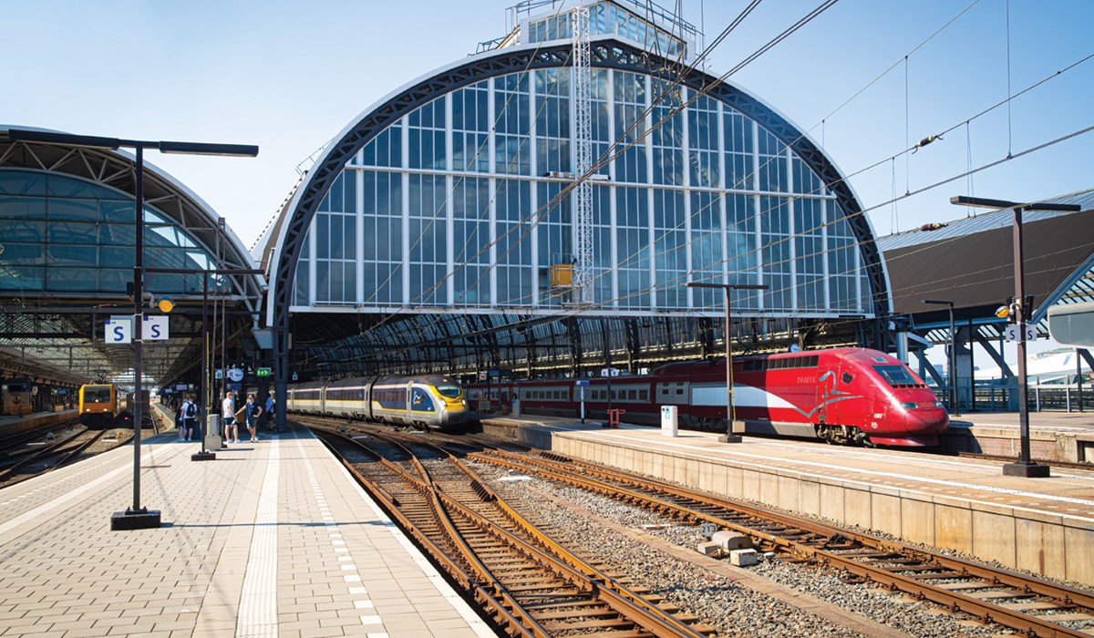 Eurostar-trein en Thalys-trein op station Amsterdam Centraal