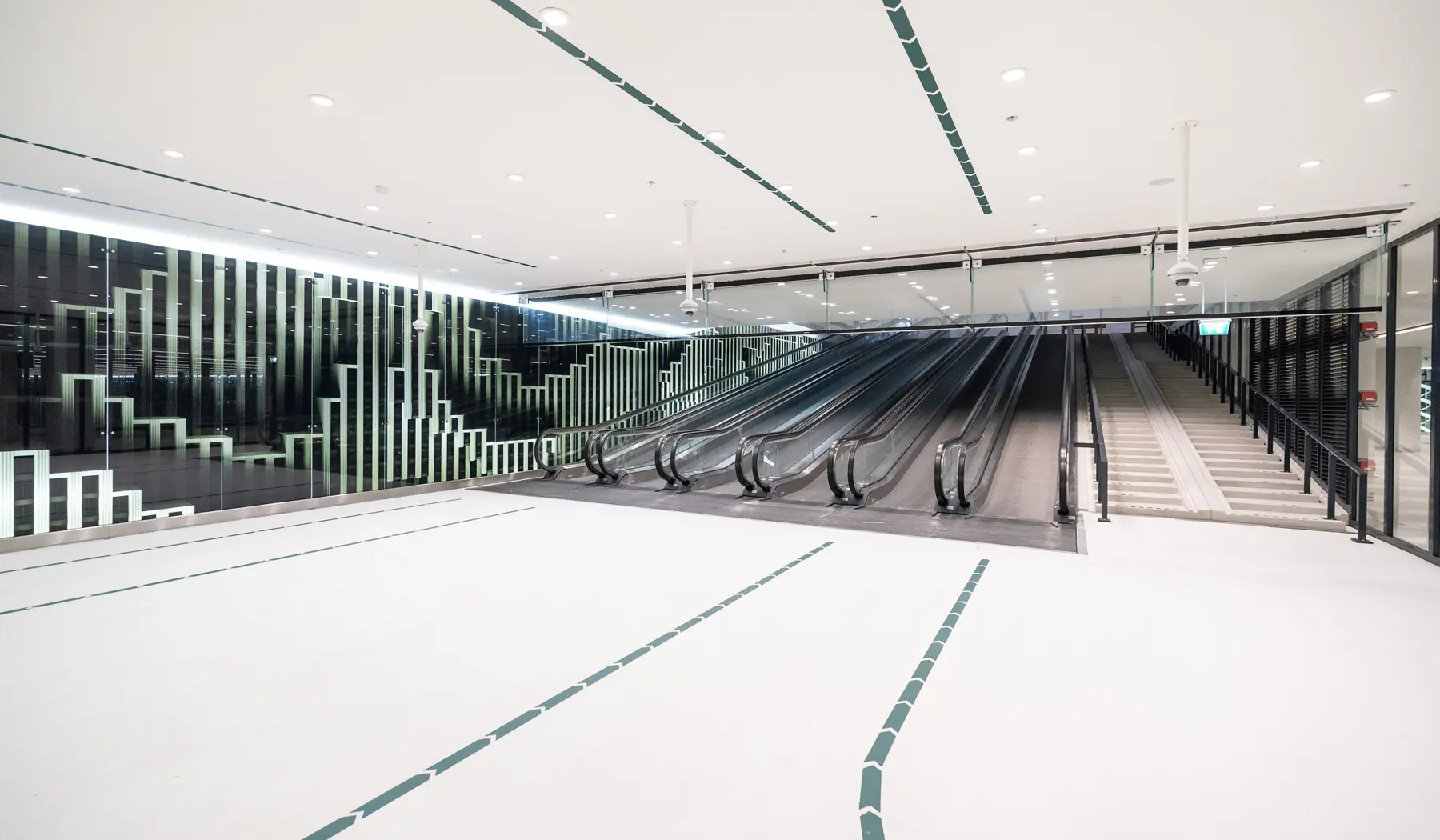 Fietsenstalling KJ-plein: rolpaden naar de entree