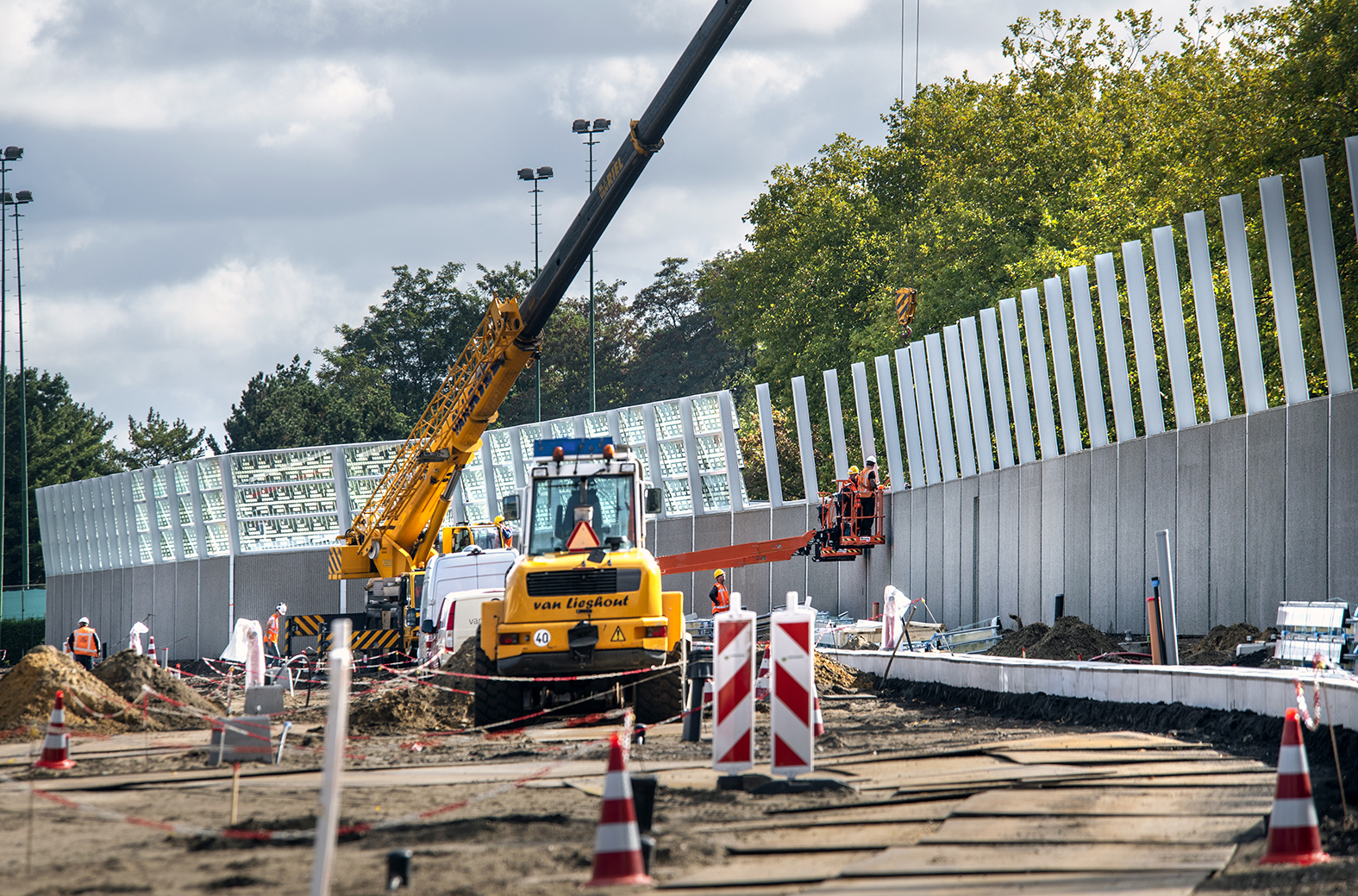 Het plaatsen van de geluidsschermen