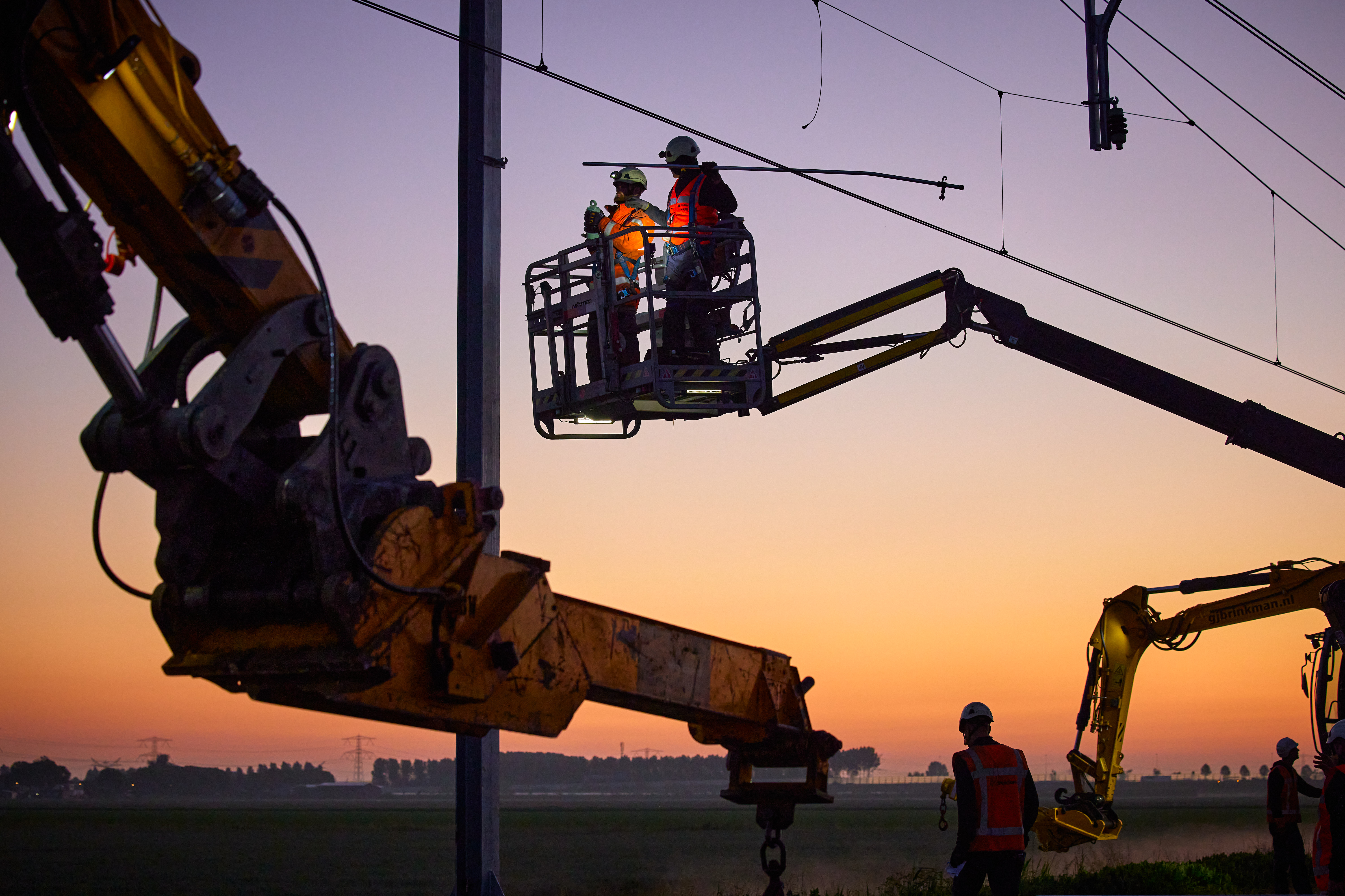 De bovenleiding wordt teruggeplaatst