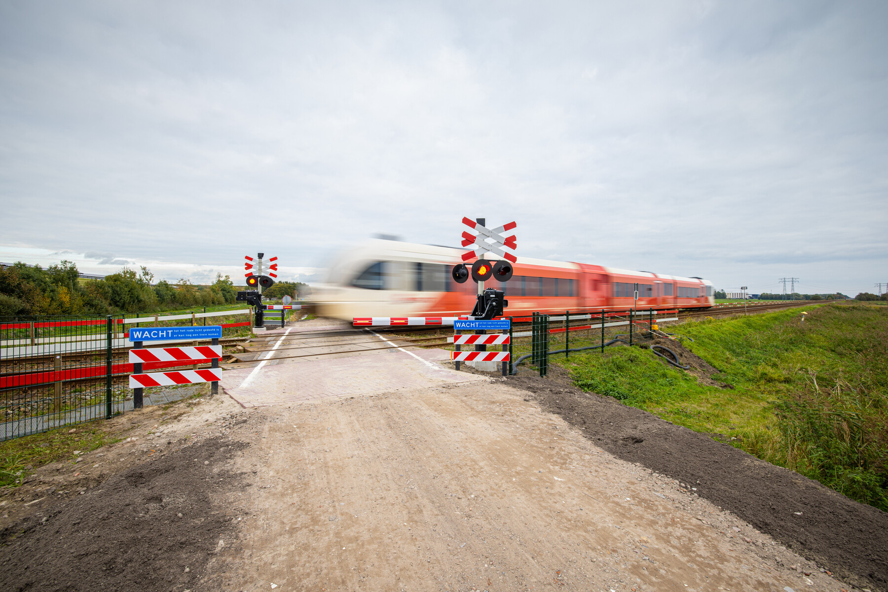 De onbewaakte overweg Noorderzanddijk is voorzien van overwegbomen