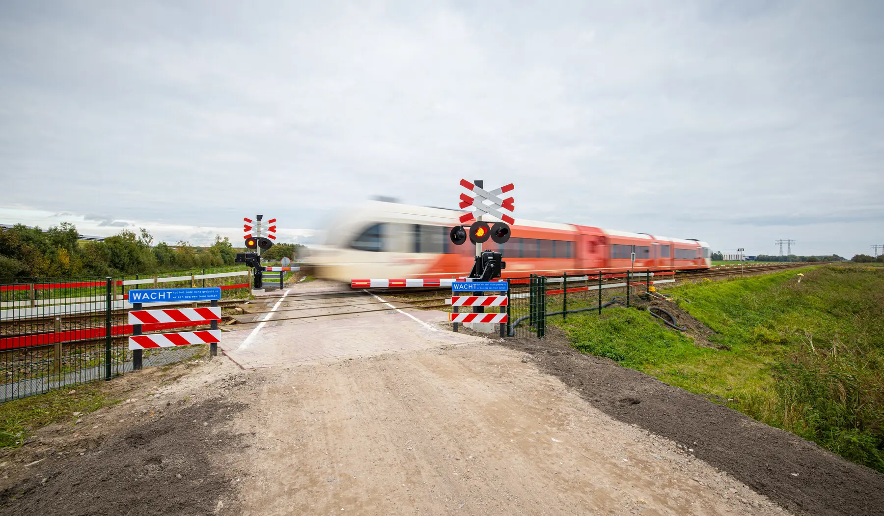 De onbewaakte overweg Noorderzanddijk is voorzien van overwegbomen