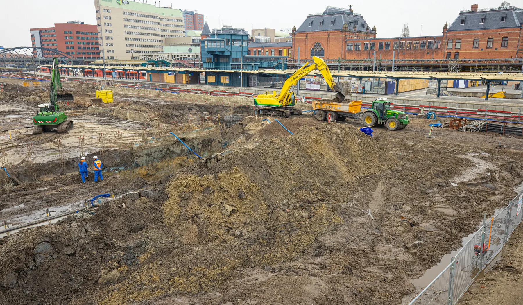 Zand wordt met kiepwagens afgevoerd
