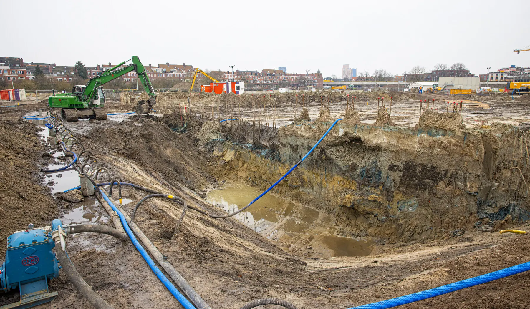 Graafwerkzaamheden rond de bouwkuip.