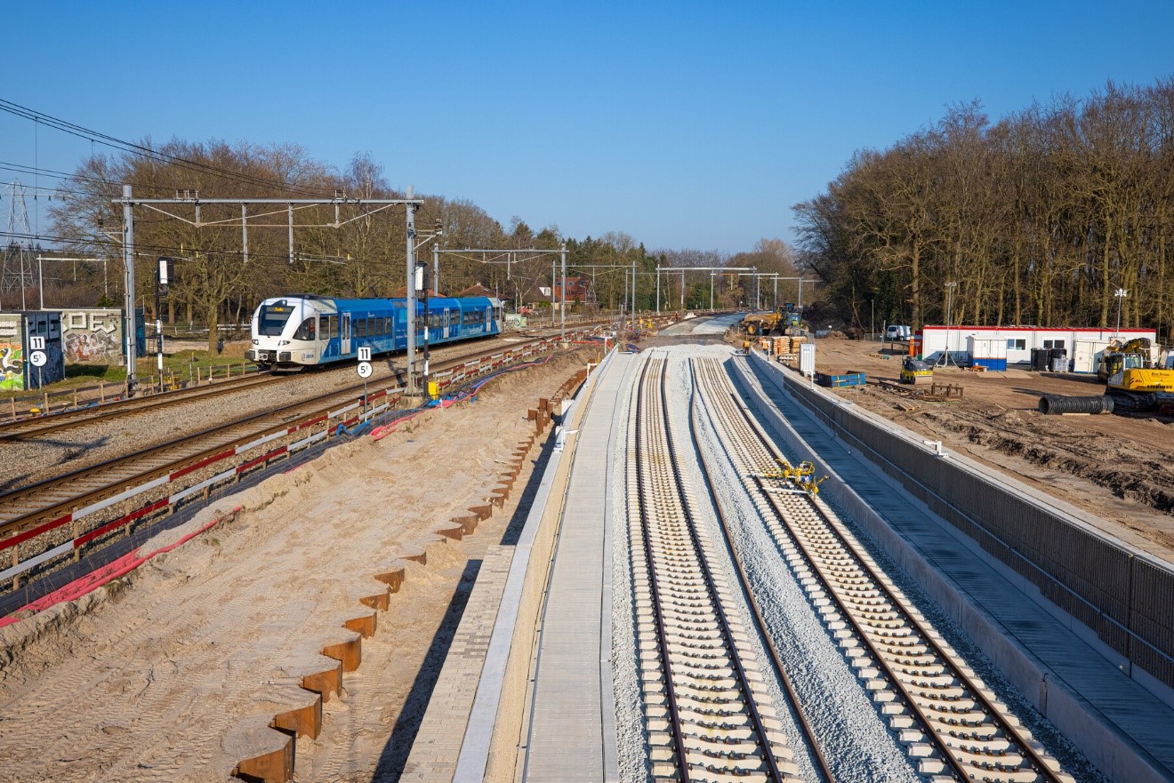 Nieuwe sporen en een trein van Arriva op de bestaande sporen