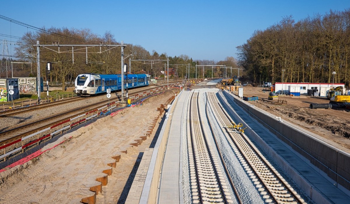 Twee nieuwe sporen, met een trein van Arriva over de oorspronkelijke sporen