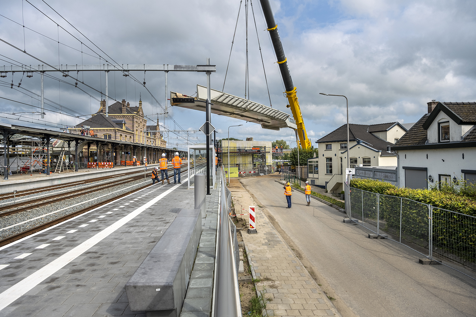 Het laatste deel van de traverse van Station Geldermalsen wordt afgehesen