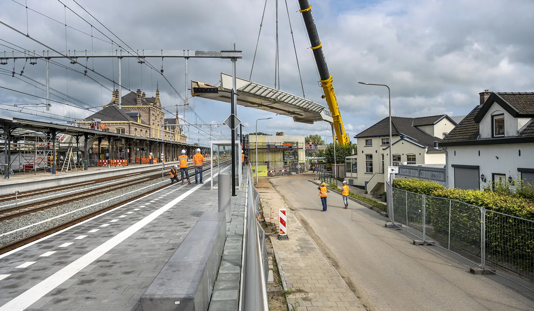 Het laatste deel van de traverse van Station Geldermalsen wordt afgehesen